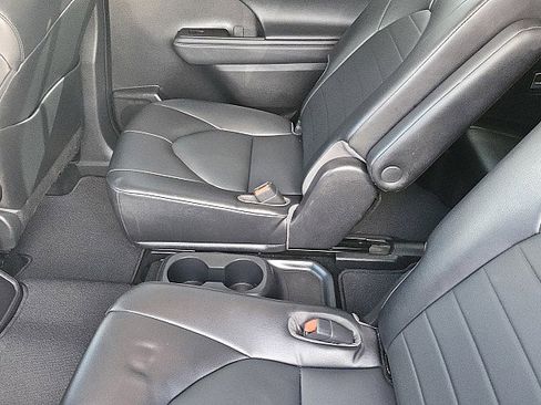 Used 2022 Toyota Highlander XLE image 8