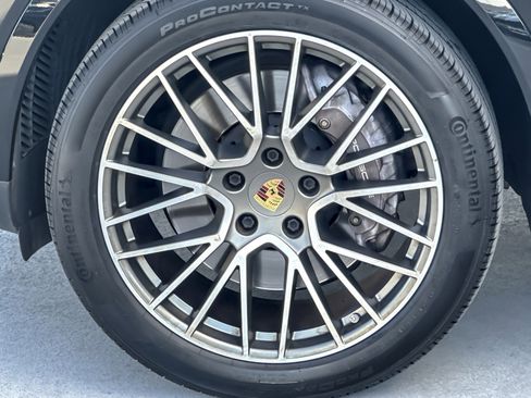 Certified 2023 Porsche Cayenne Platinum Edition image 26