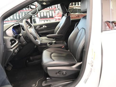 Used 2025 Chrysler Pacifica Select FWD image 10