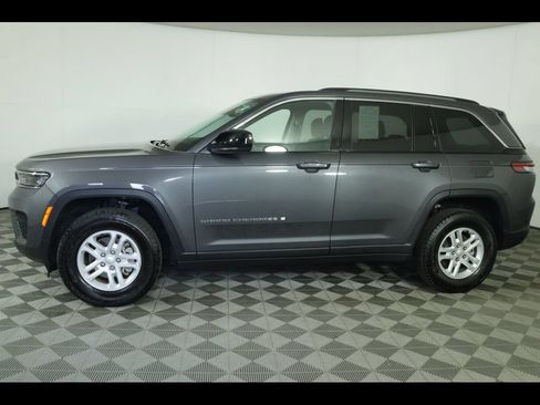 Certified 2022 Jeep Grand Cherokee Laredo w/ Luxury Tech Group I AWD/4WD image 16