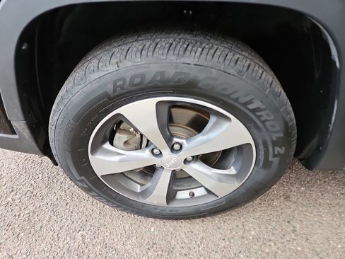 Used 2019 Jeep Cherokee Limited AWD/4WD image 26