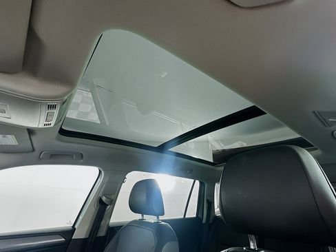 Used 2023 Volkswagen Tiguan SE w/ Panoramic Sunroof Package image 25