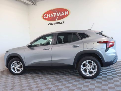 Used 2024 Chevrolet Trax LS w/ LS Convenience Package FWD image 3