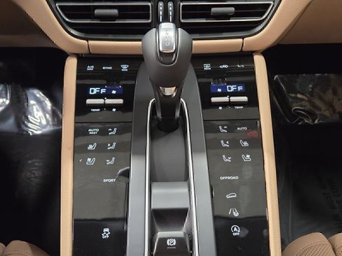 Certified 2026 Porsche Macan AWD/4WD image 23