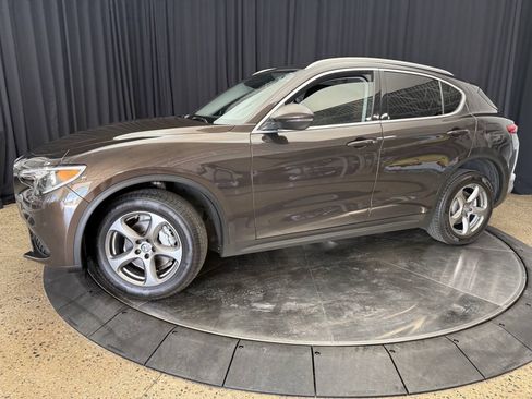 Used 2018 Alfa Romeo Stelvio AWD image 3