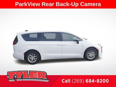 New 2027 Chrysler Pacifica Select FWD image 9