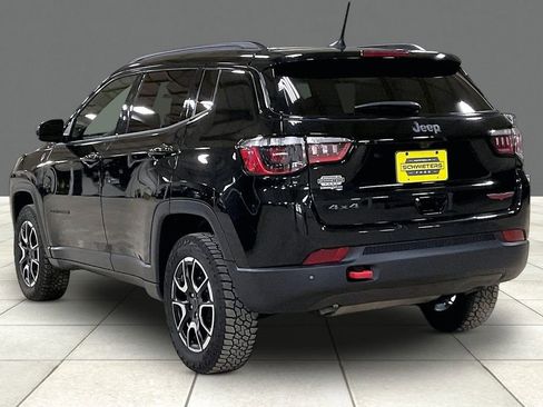 Used 2025 Jeep Compass Trailhawk AWD/4WD image 11