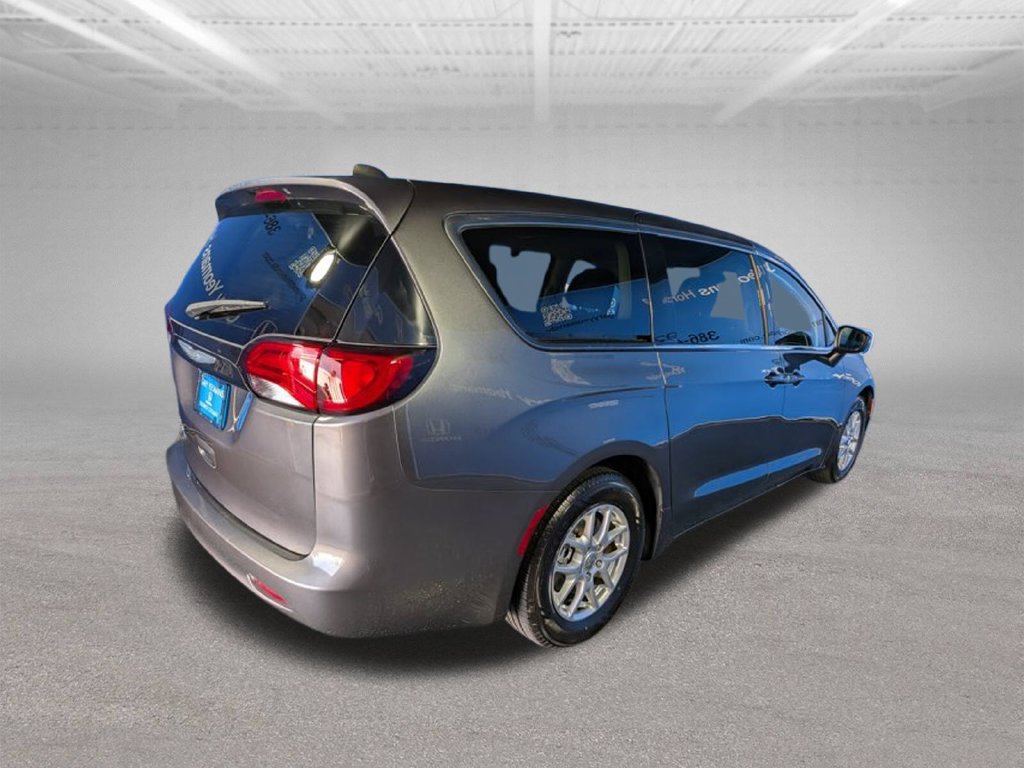 Used 2023 Chrysler Voyager LX FWD image 5