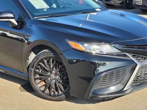 Used 2022 Toyota Camry SE image 3