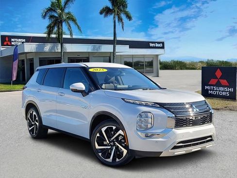 Used 2025 Mitsubishi Outlander SE image 1