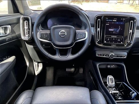 Used 2025 Volvo XC40 B5 Plus image 8