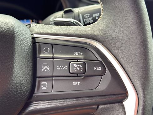 Used 2025 Jeep Grand Cherokee Altitude AWD/4WD image 22