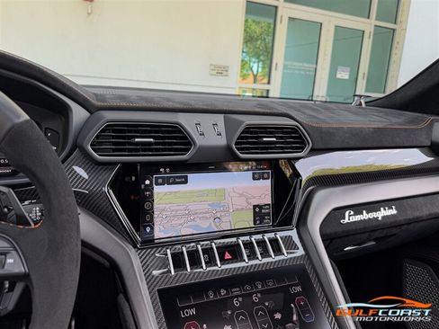 Used 2024 Lamborghini Urus Performante AWD/4WD image 13