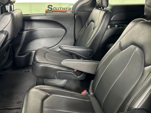 Used 2025 Chrysler Pacifica Select image 15