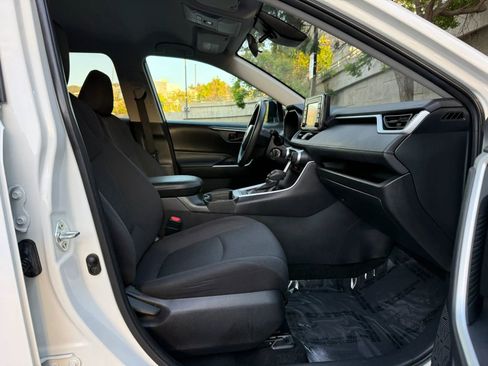 Used 2021 Toyota RAV4 LE FWD image 40
