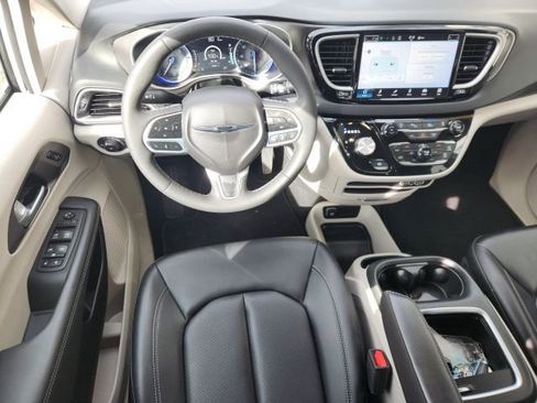 Used 2024 Chrysler Pacifica Touring-L FWD image 9