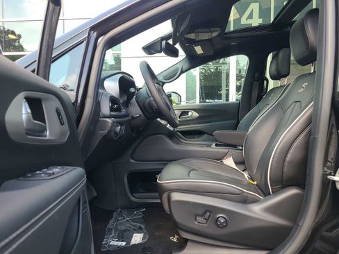 New 2023 Chrysler Pacifica Limited w/ Uconnect Theater Family Group image 16