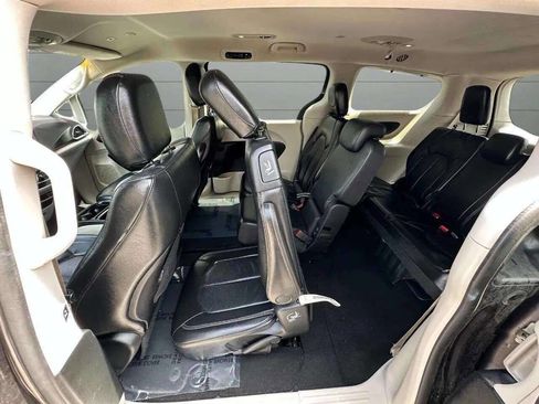 Used 2018 Chrysler Pacifica Touring-L image 50
