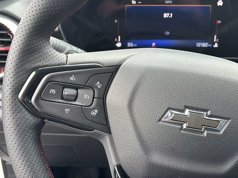 Used 2025 Chevrolet Trax RS w/ Sunroof Package FWD image 17