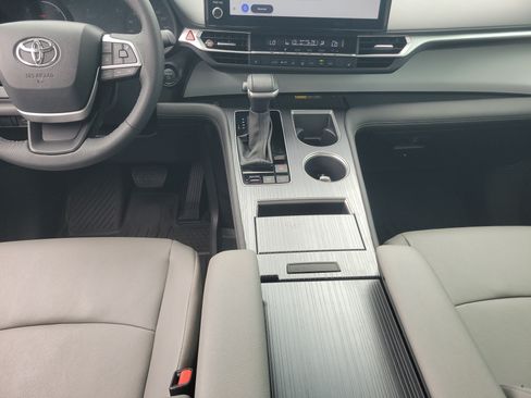 Used 2025 Toyota Sienna XLE FWD image 18