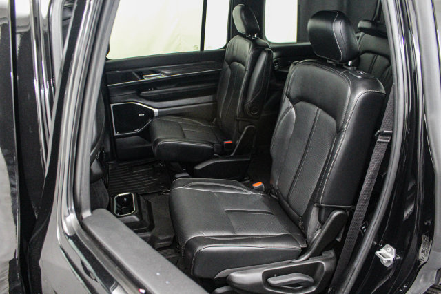 Used 2022 Jeep Wagoneer Series III w/ Premium Group I AWD/4WD image 14