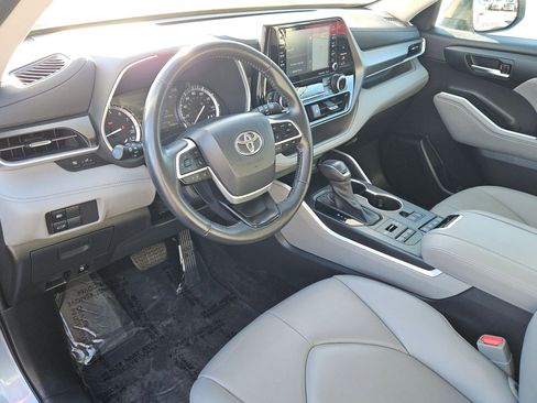 Used 2022 Toyota Highlander XLE image 9
