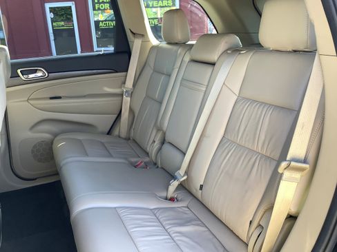 Used 2014 Jeep Grand Cherokee Laredo w/ 18" Wheel & 8.4" Radio Group AWD/4WD image 12