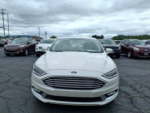 Used 2017 Ford Fusion SE w/ Fusion SE Technology Package FWD image 2