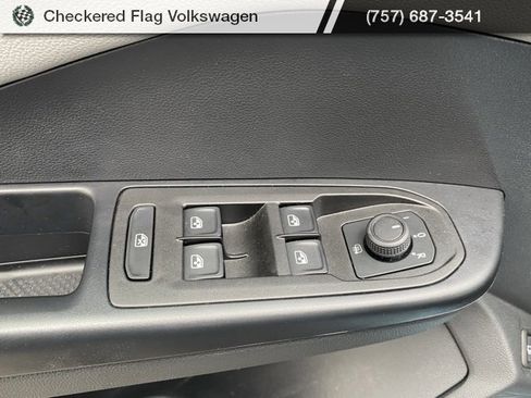 Used 2024 Volkswagen Taos SE image 17