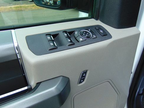 Used 2017 Ford F250 XLT w/ XLT Premium Package image 39