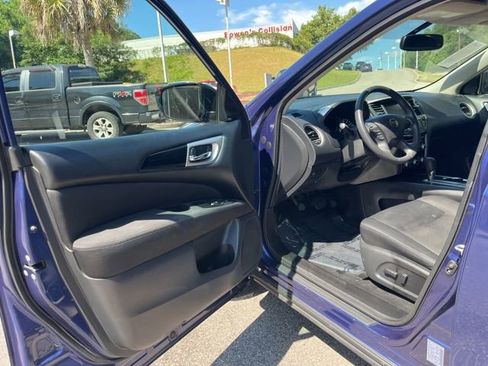 Used 2017 Nissan Pathfinder SV w/ SV Tech Package FWD image 4