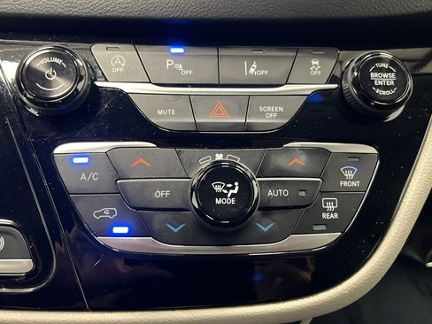 Used 2024 Chrysler Pacifica Touring-L FWD image 17