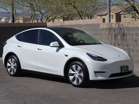 Used 2021 Tesla Model Y Long Range image 3