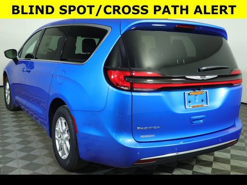 New 2026 Chrysler Pacifica Select image 8