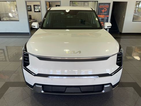 Used 2024 Kia EV9 Light Long Range RWD image 12