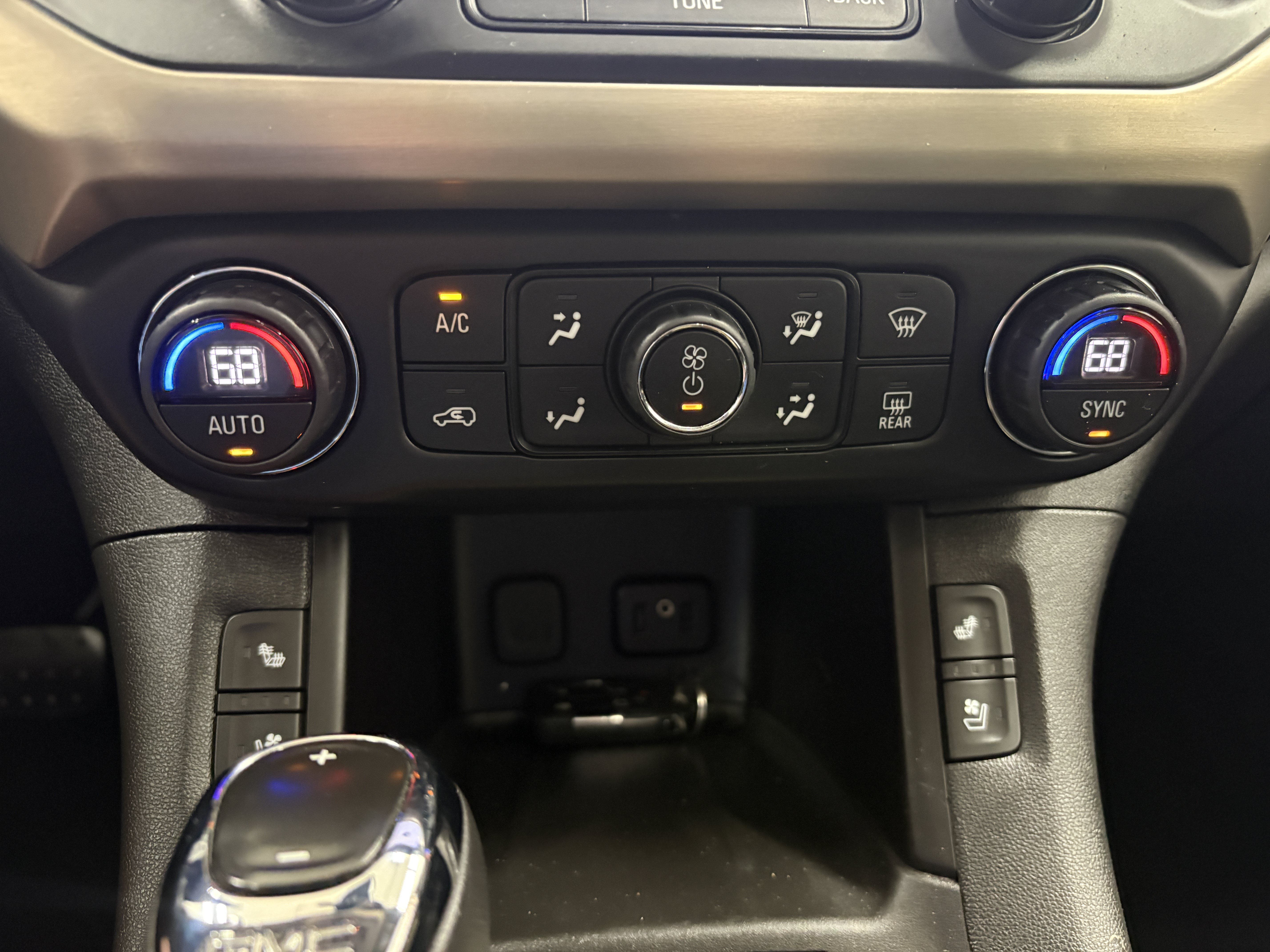Used 2019 GMC Acadia Denali w/ Technology Package FWD image 20