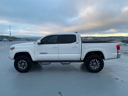 Used 2018 Toyota Tacoma SR5 RWD image 5
