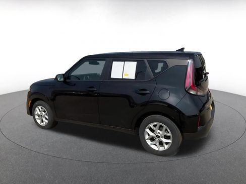 Used 2025 Kia Soul LX w/ LX Technology Package FWD image 10