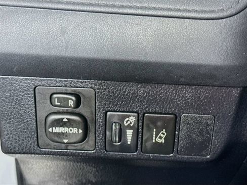 Used 2018 Toyota RAV4 LE FWD image 10