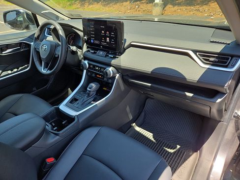 Used 2023 Toyota RAV4 XLE Premium AWD/4WD image 18