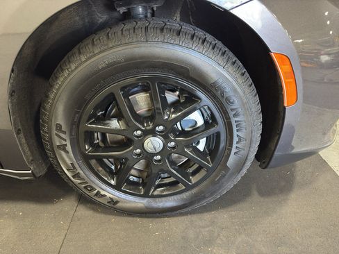Used 2023 Chrysler Pacifica Touring-L FWD image 28