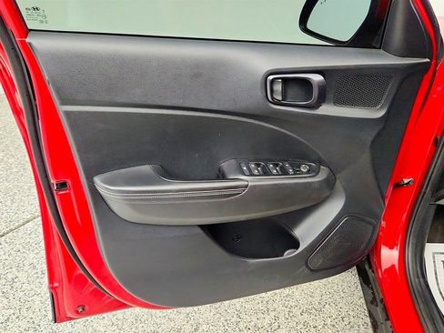 Used 2023 Hyundai Venue Limited FWD image 10