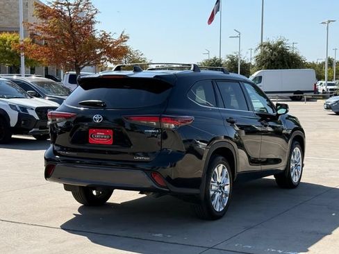 Used 2024 Toyota Highlander Limited FWD image 4