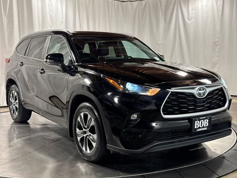 Used 2023 Toyota Highlander XLE AWD/4WD image 7