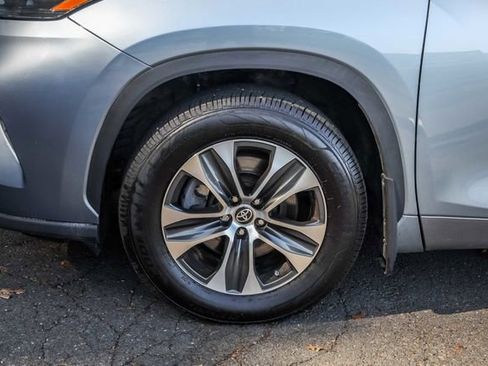 Used 2022 Toyota Highlander XLE AWD/4WD image 12