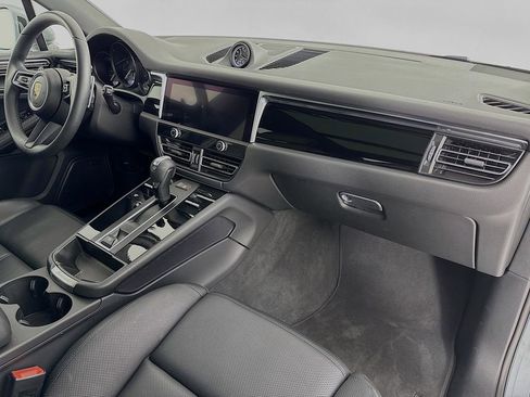 Certified 2025 Porsche Macan image 32