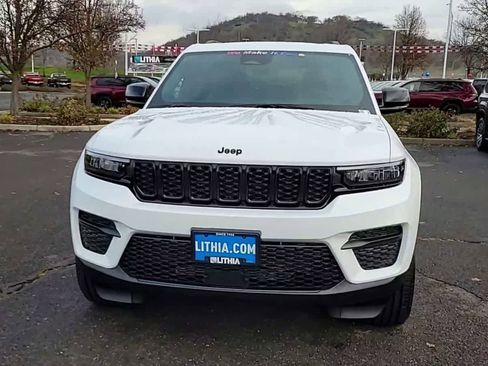 New 2025 Jeep Grand Cherokee Altitude image 3