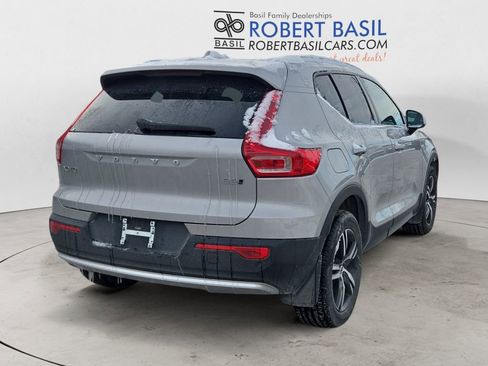 Used 2025 Volvo XC40 B5 Core image 5