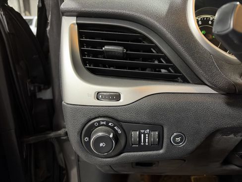 Used 2016 Jeep Cherokee Trailhawk w/ Comfort/Convenience Group AWD/4WD image 19