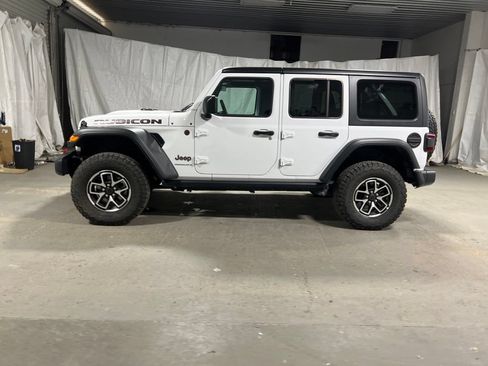 Used 2025 Jeep Wrangler Unlimited Rubicon AWD/4WD image 4